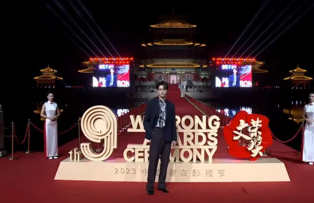 横店文荣奖红毯：陈都灵裙子老气，李彩桦妆造显廉价