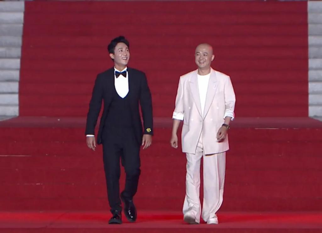 横店文荣奖红毯：陈都灵裙子老气，李彩桦妆造显廉价