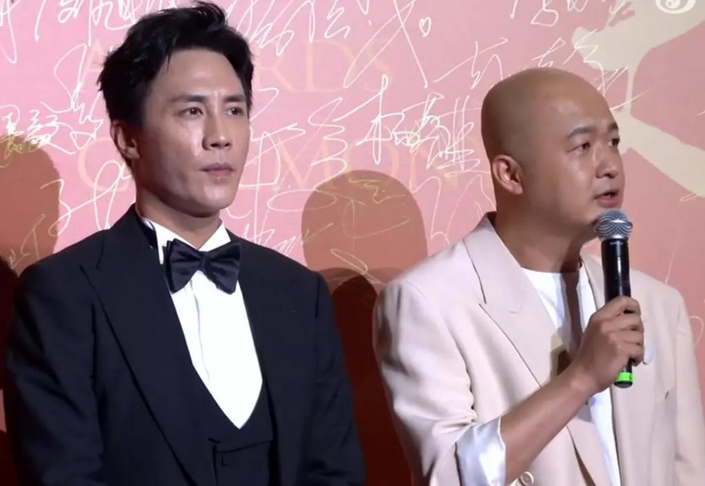 横店文荣奖红毯：陈都灵裙子老气，李彩桦妆造显廉价