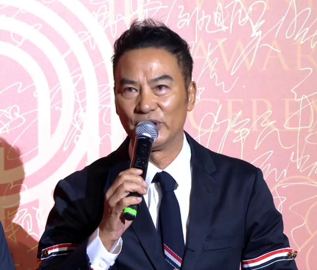 横店文荣奖红毯：陈都灵裙子老气，李彩桦妆造显廉价