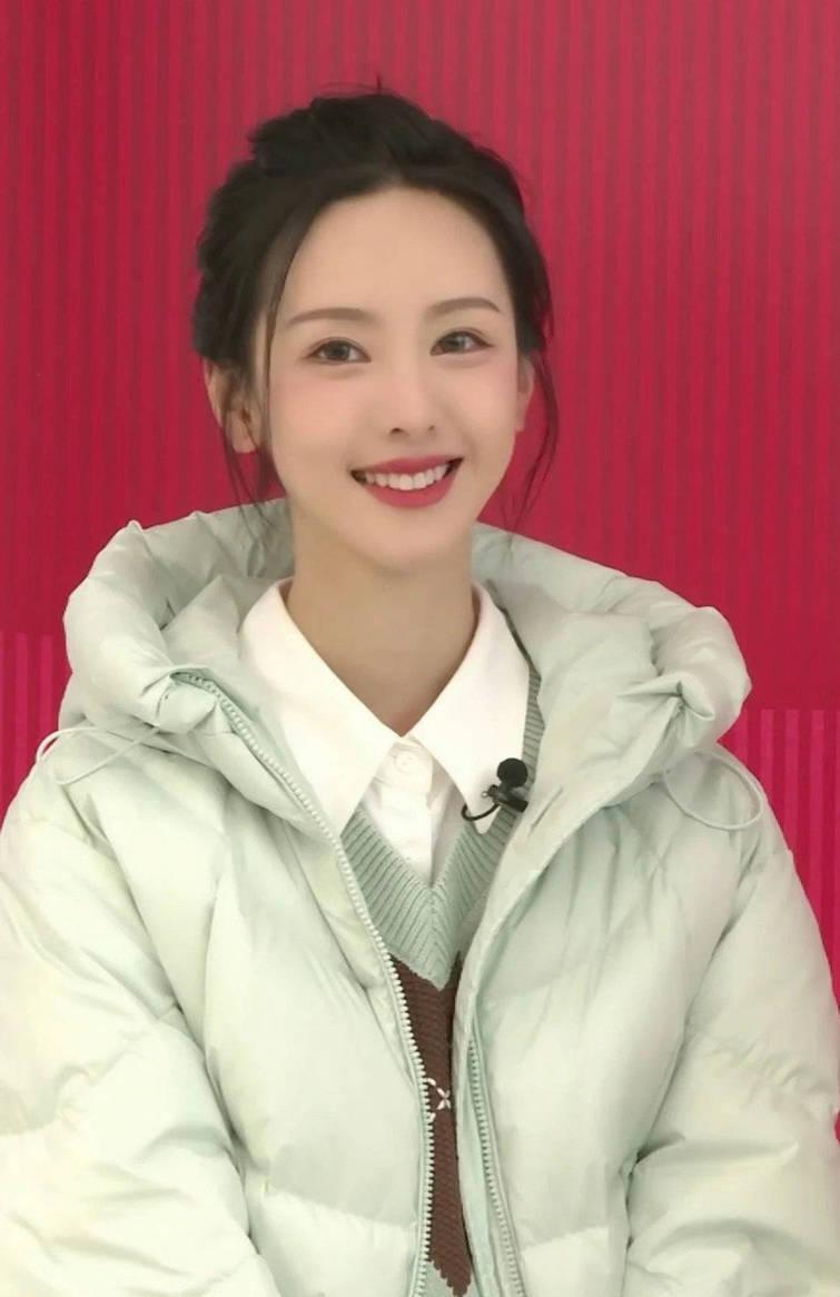 陈都灵扎丸子头超甜美 学院风穿搭如高中生