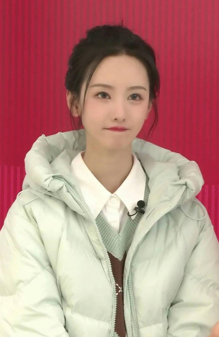 陈都灵扎丸子头超甜美 学院风穿搭如高中生