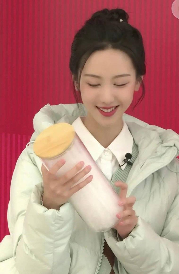 陈都灵扎丸子头超甜美 学院风穿搭如高中生