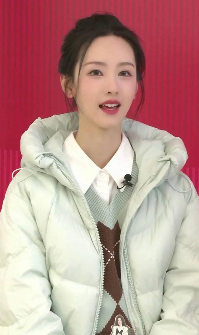 陈都灵扎丸子头超甜美 学院风穿搭如高中生
