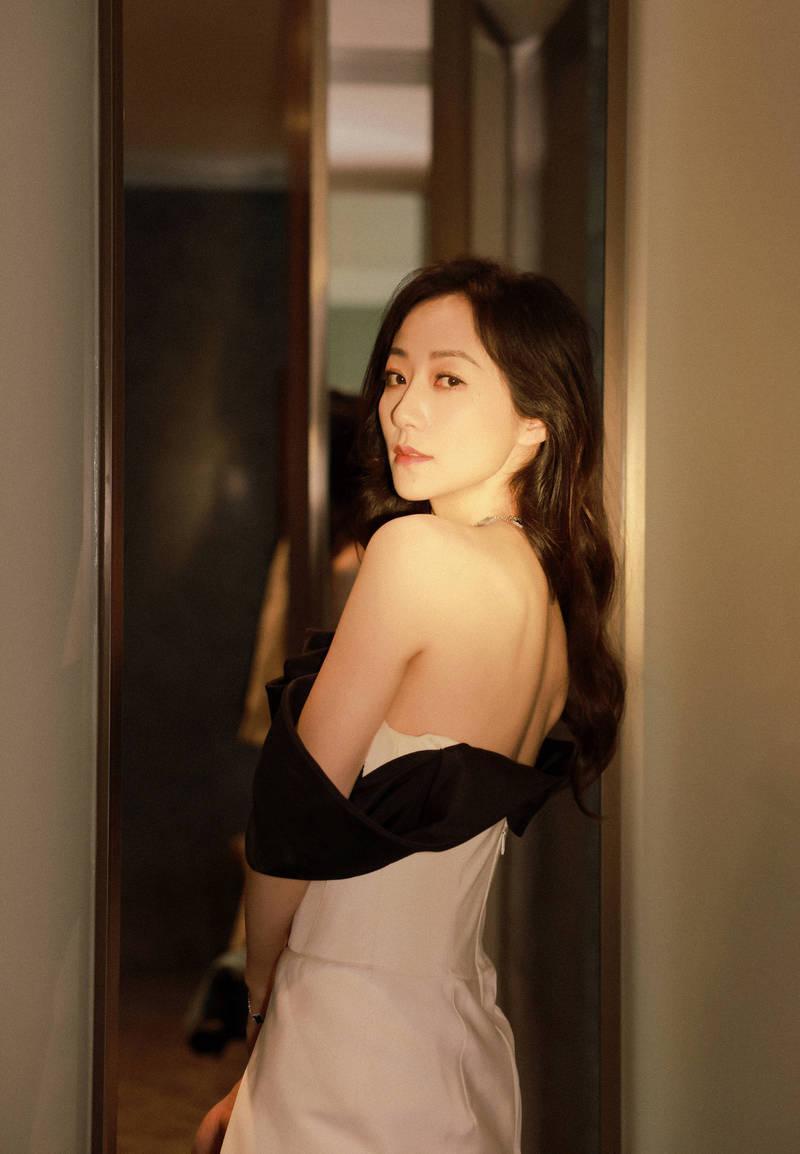 韩雪穿黑白拼色长裙 温柔甜笑优雅端庄