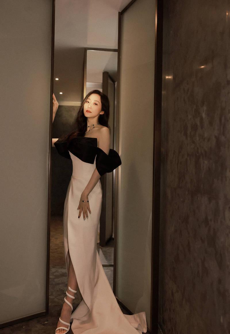 韩雪穿黑白拼色长裙 温柔甜笑优雅端庄