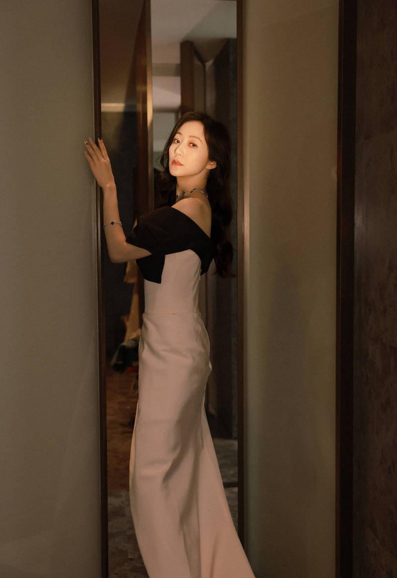 韩雪穿黑白拼色长裙 温柔甜笑优雅端庄