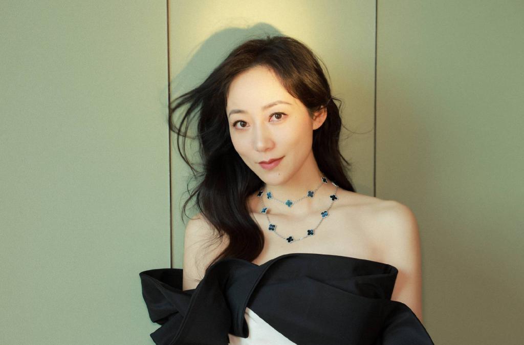 韩雪穿黑白拼色长裙 温柔甜笑优雅端庄