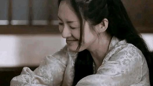 老公跟女助理玩暧昧，全网鸣不平，她却好像不为所动