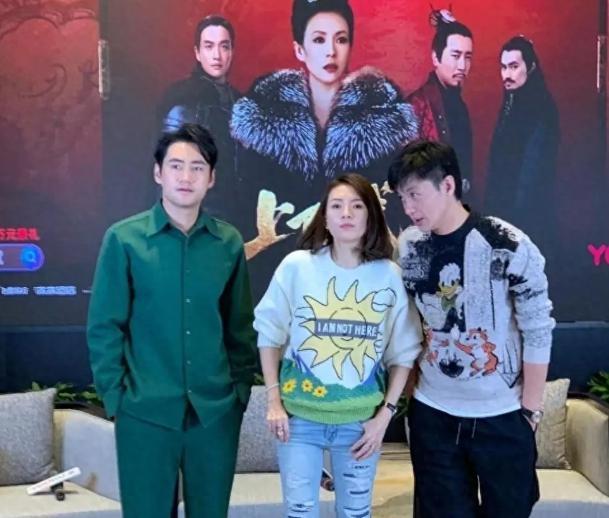 老公跟女助理玩暧昧，全网鸣不平，她却好像不为所动