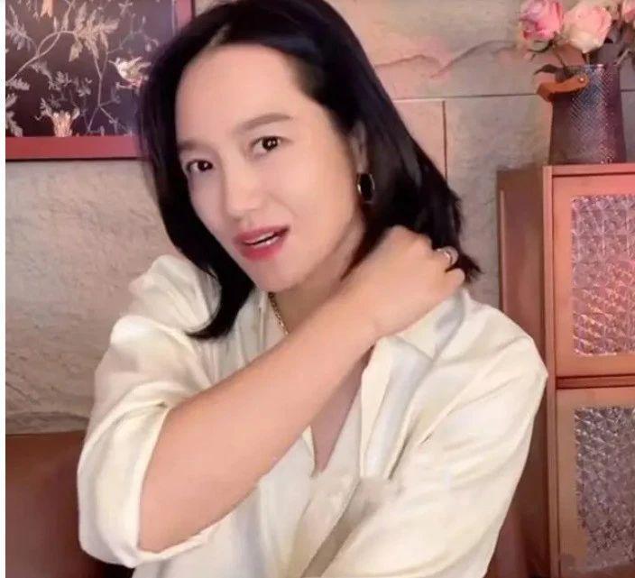 老公跟女助理玩暧昧，全网鸣不平，她却好像不为所动