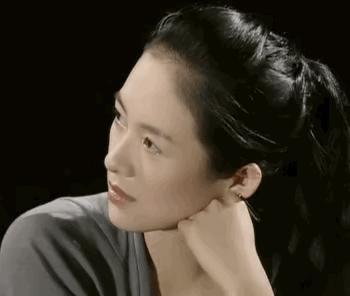 老公跟女助理玩暧昧，全网鸣不平，她却好像不为所动