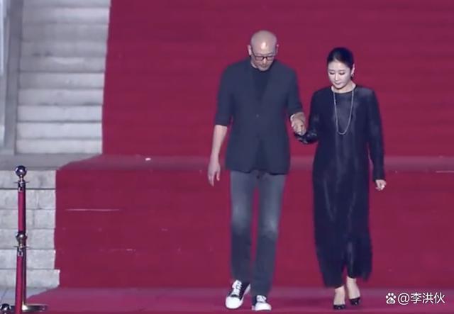 管虎梁静夫妇亮相文荣奖红毯，全程牵手秀恩爱，破婚变谣言