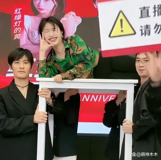 小杨哥和徒弟直播被指低俗，过往擦边言论被扒，网友呼吁封杀