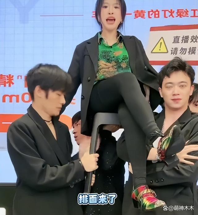 小杨哥和徒弟直播被指低俗，过往擦边言论被扒，网友呼吁封杀