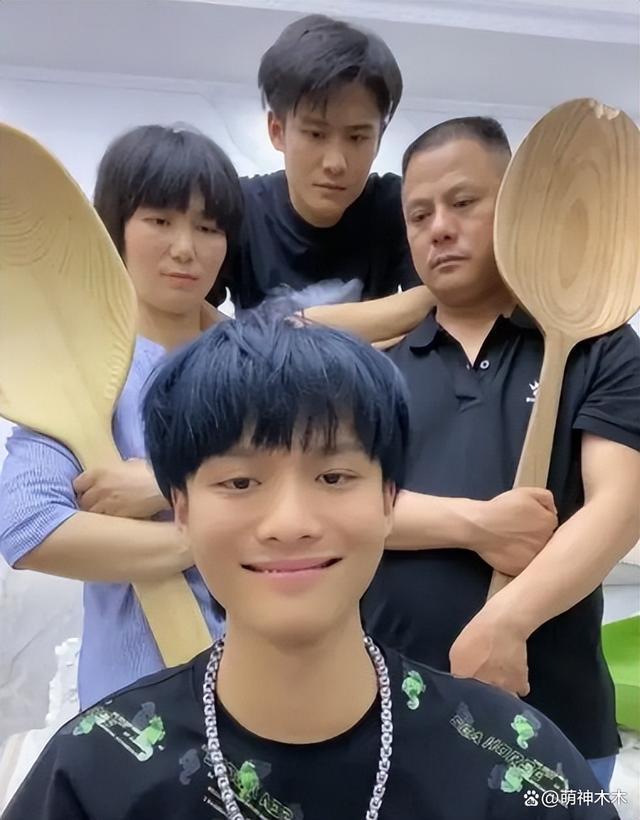 小杨哥和徒弟直播被指低俗，过往擦边言论被扒，网友呼吁封杀