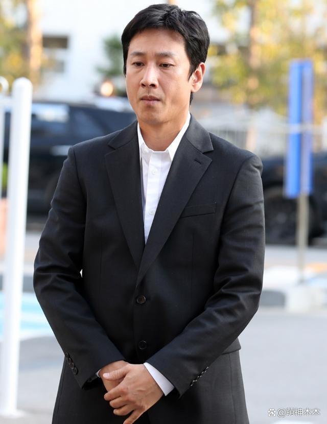 李善均涉毒后首现身，多次鞠躬称对不起家人，遭吐槽像拍剧