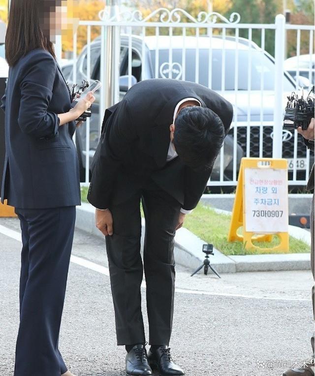 李善均涉毒后首现身，多次鞠躬称对不起家人，遭吐槽像拍剧