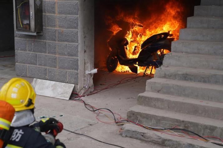 都说电车换电是血亏，结果隔壁小电驴换电都赚麻了。