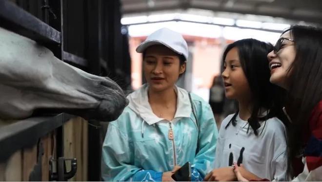 李小璐透露甜馨沉溺于网络世界 学习成绩中下等