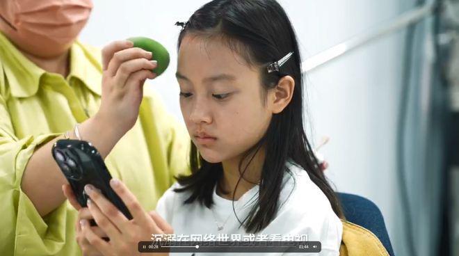 李小璐透露甜馨沉溺于网络世界 学习成绩中下等