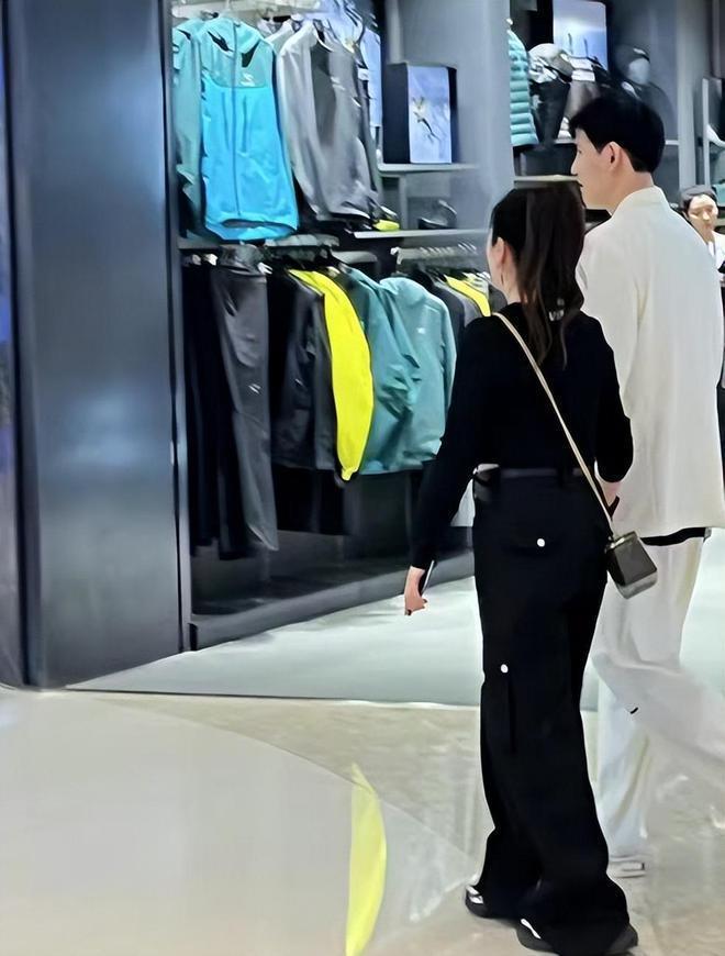 经超李琳夫妇被偶遇 男方高大帅气女方胖出新高度