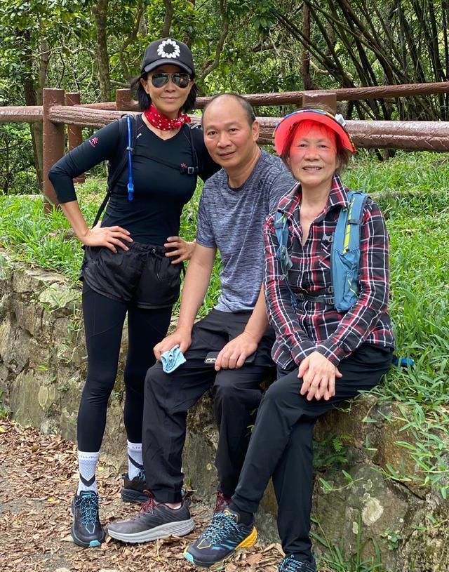 刘嘉玲和妈妈弟弟爬山 一家人罕见同框