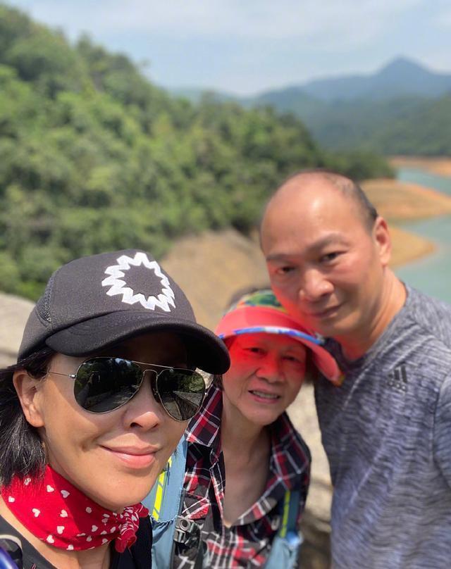 刘嘉玲和妈妈弟弟爬山 一家人罕见同框