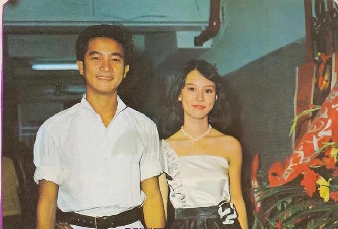 昔日女神翁静晶回香港参加纪念陈百强活动，风韵犹存