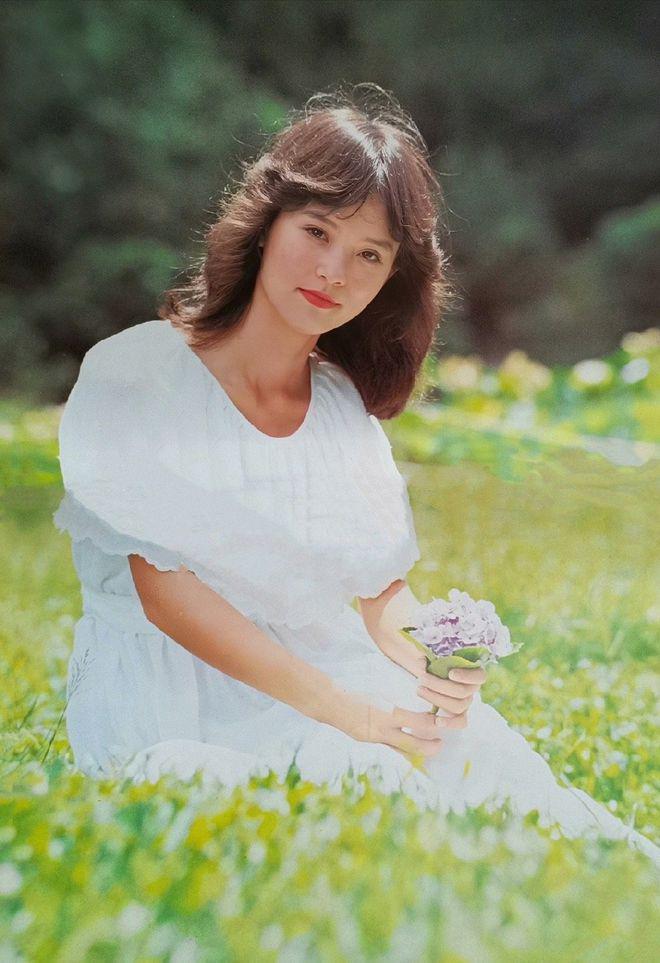 昔日女神翁静晶回香港参加纪念陈百强活动，风韵犹存