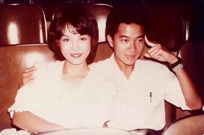 昔日女神翁静晶回香港参加纪念陈百强活动，风韵犹存