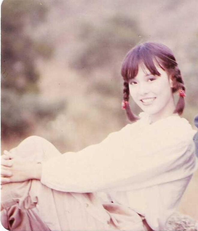 昔日女神翁静晶回香港参加纪念陈百强活动，风韵犹存