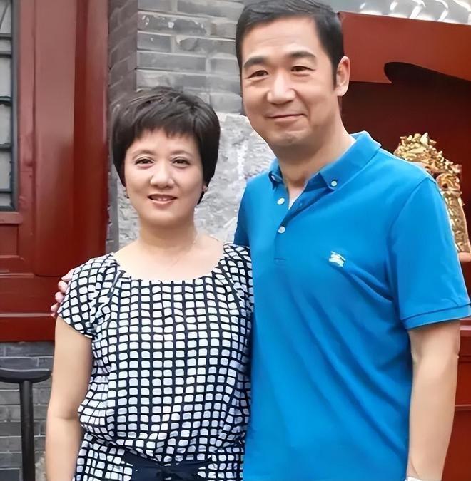 邓婕罕谈夫妻生活，称经常抱怨张国立太忙，孤独只能靠自救