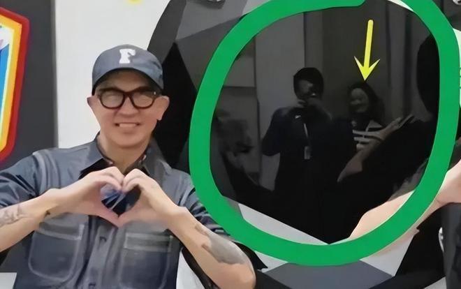 汪小菲约会美女被拍 疑发生交通事故下车理论