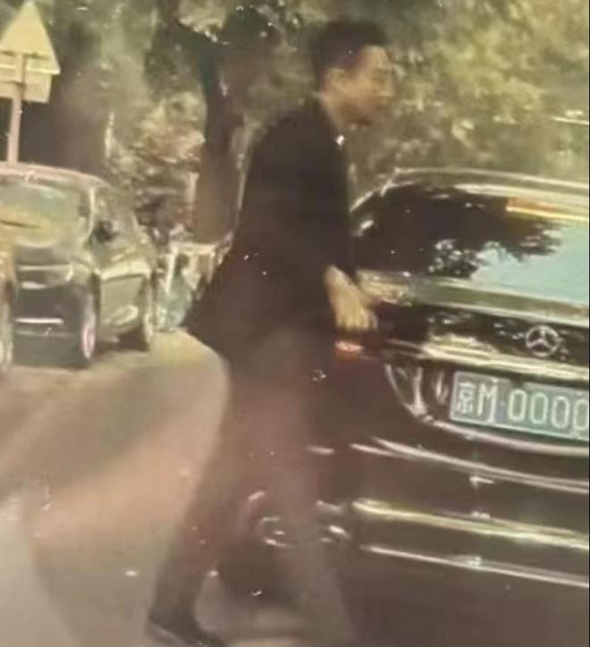 汪小菲约会美女被拍 疑发生交通事故下车理论