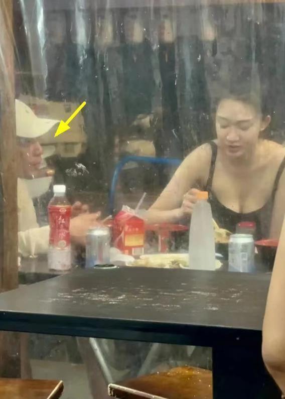 汪小菲约会美女被拍 疑发生交通事故下车理论