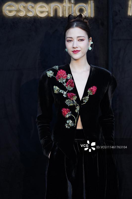 娜然身穿黑色丝绒裙，千金贵气感十足