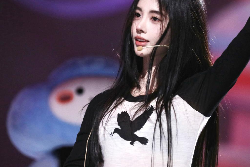 鞠婧祎舞台排练照曝光 长发柔顺肤白貌美