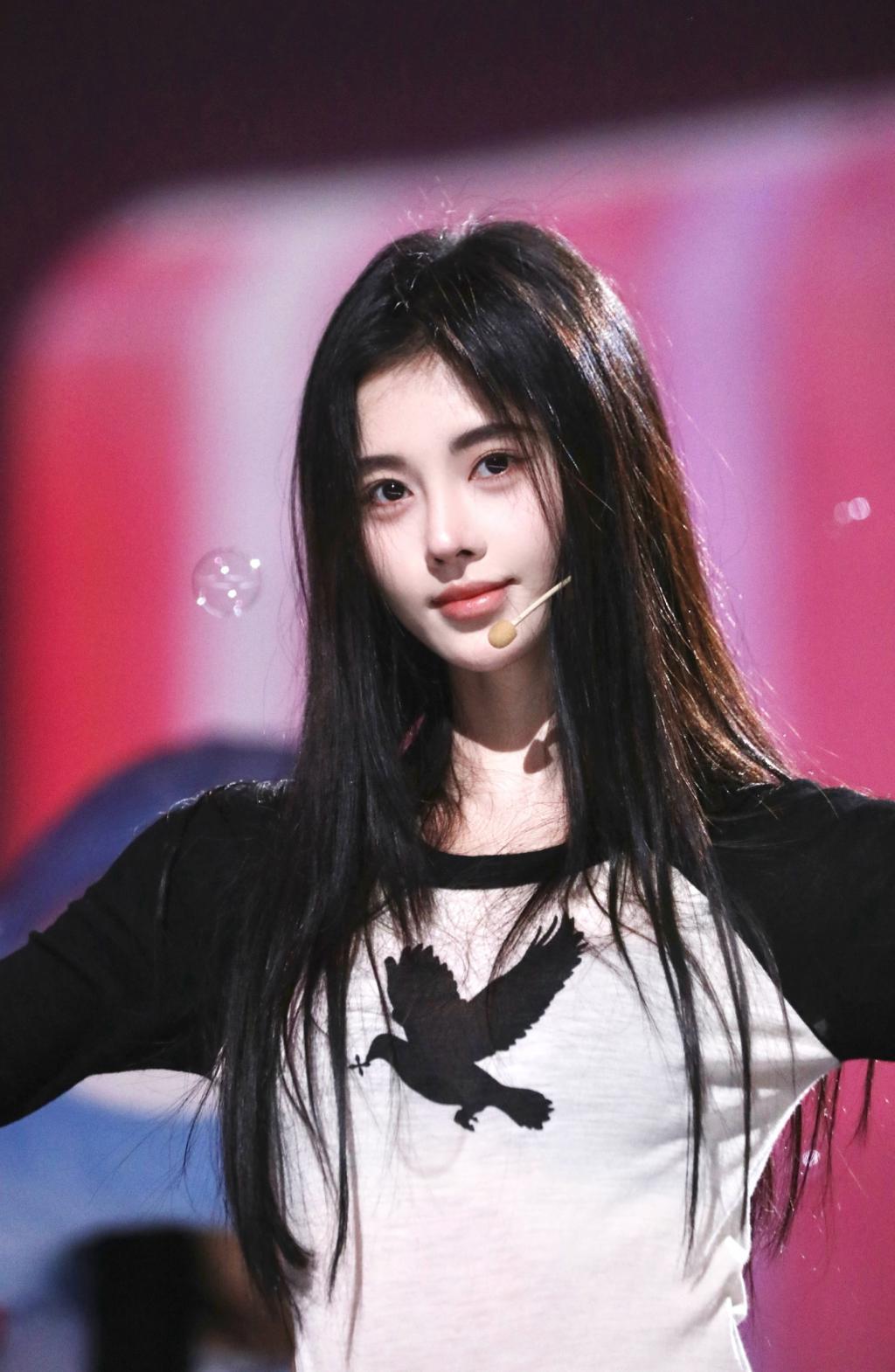 鞠婧祎舞台排练照曝光 长发柔顺肤白貌美