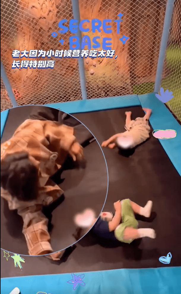 向佐童心未泯和俩娃蹦床玩闹 撒娇打闹画面温馨