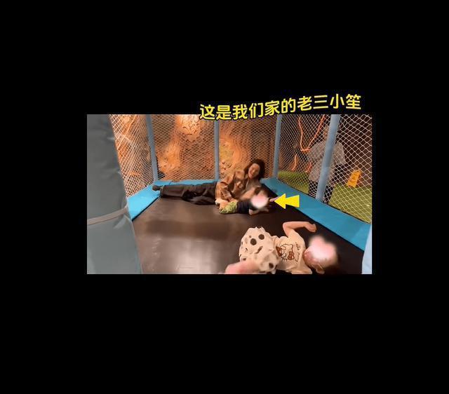 向佐童心未泯和俩娃蹦床玩闹 撒娇打闹画面温馨