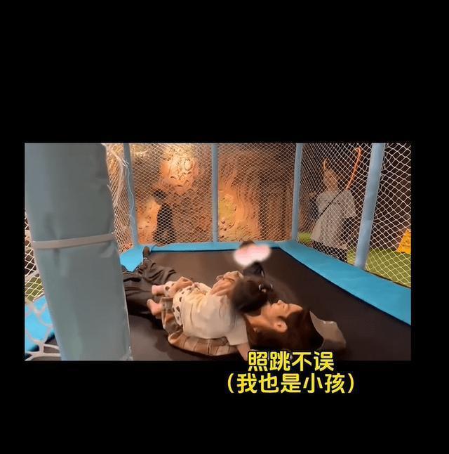 向佐童心未泯和俩娃蹦床玩闹 撒娇打闹画面温馨