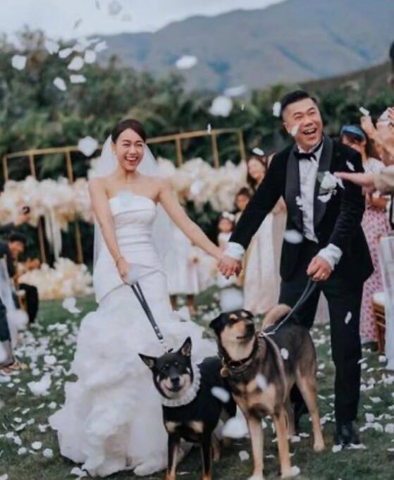 黄心颖晒婚礼照幸福洋溢 回应怀孕传闻称要努力