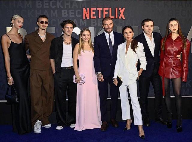 维多利亚分享子女大合影 隔空喊话丈夫贝克汉姆秀恩爱