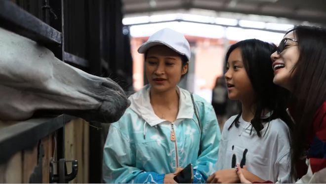李小璐甜馨分享马场美照，阳光帅气有活力，母女情深惹人羡