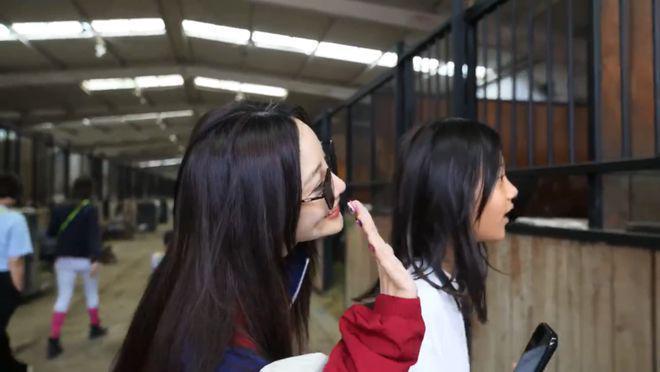 李小璐甜馨分享马场美照，阳光帅气有活力，母女情深惹人羡