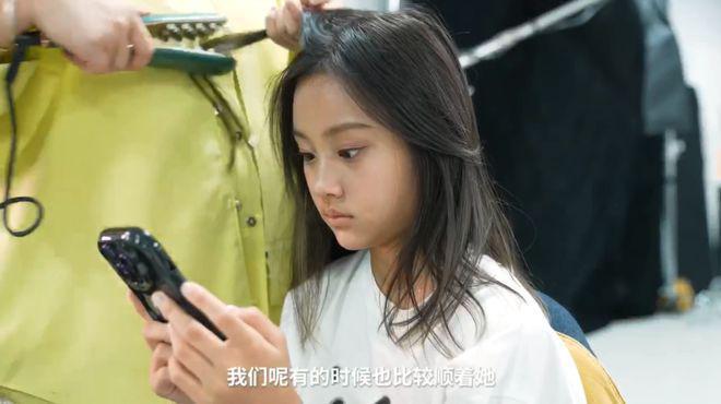 李小璐甜馨分享马场美照，阳光帅气有活力，母女情深惹人羡