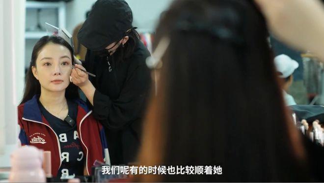 李小璐甜馨分享马场美照，阳光帅气有活力，母女情深惹人羡