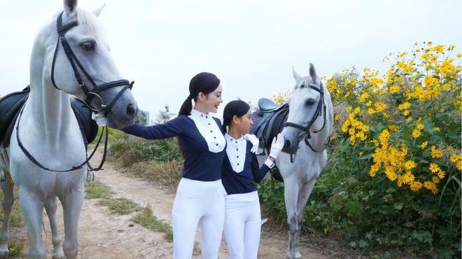 李小璐甜馨分享马场美照，阳光帅气有活力，母女情深惹人羡