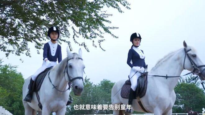 李小璐甜馨分享马场美照，阳光帅气有活力，母女情深惹人羡